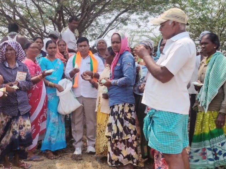 100 రోజుల కూలీలకు మజ్జిగ ప్యాకెట్లు అందజేత