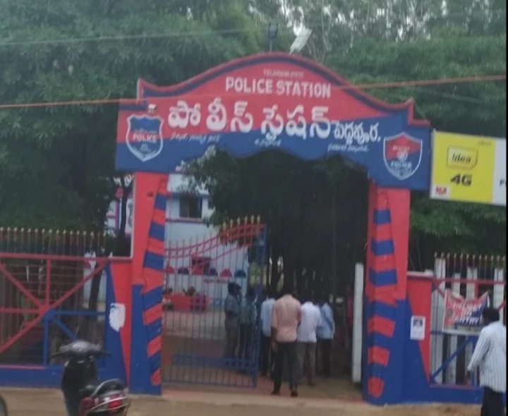 పోలీసు అధికారులపై బదిలీ వేటు..?