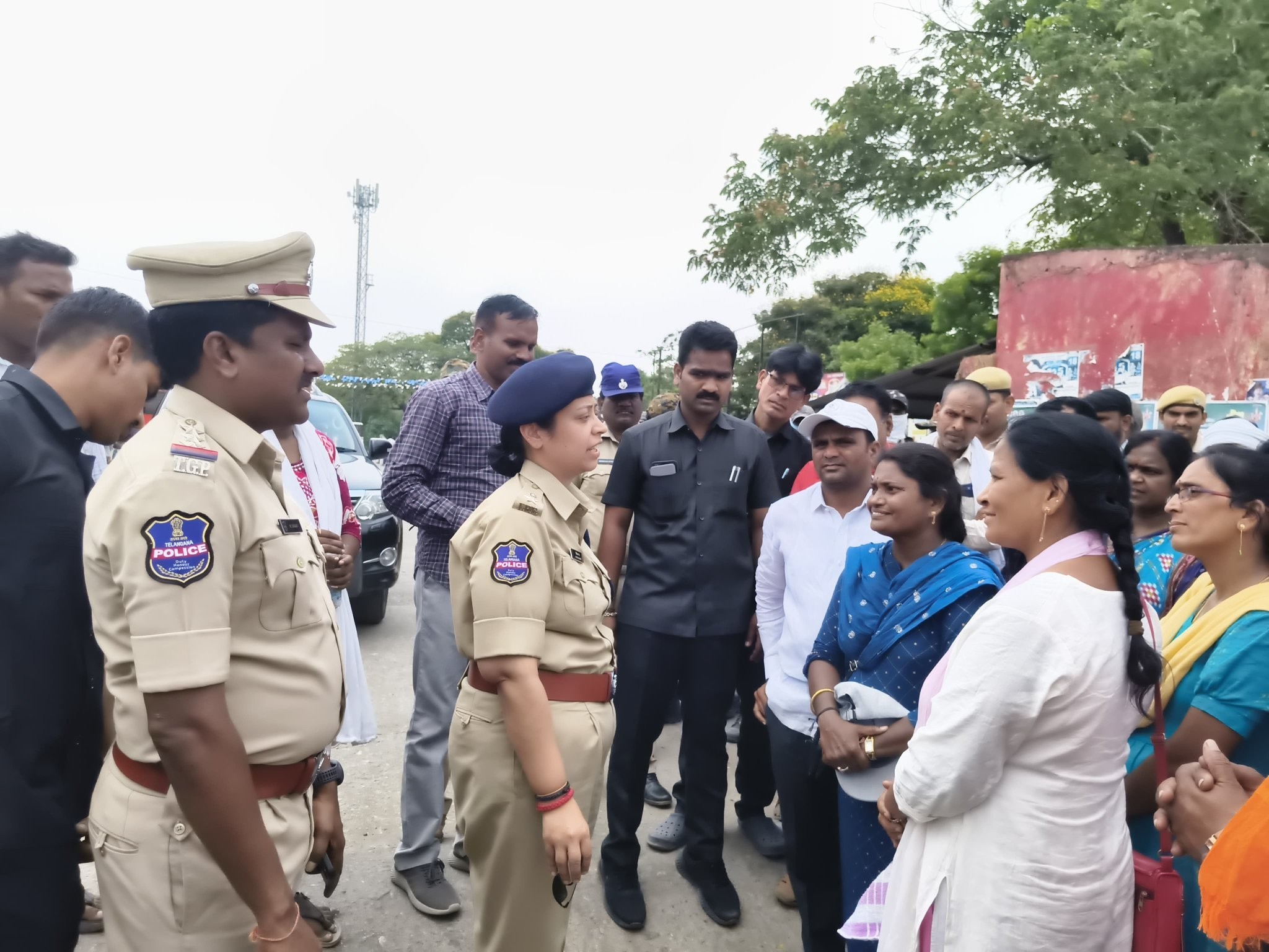 ఆర్టీసీ కార్మికుల సమ్మె శిబిరాన్ని సందర్శించిన SP