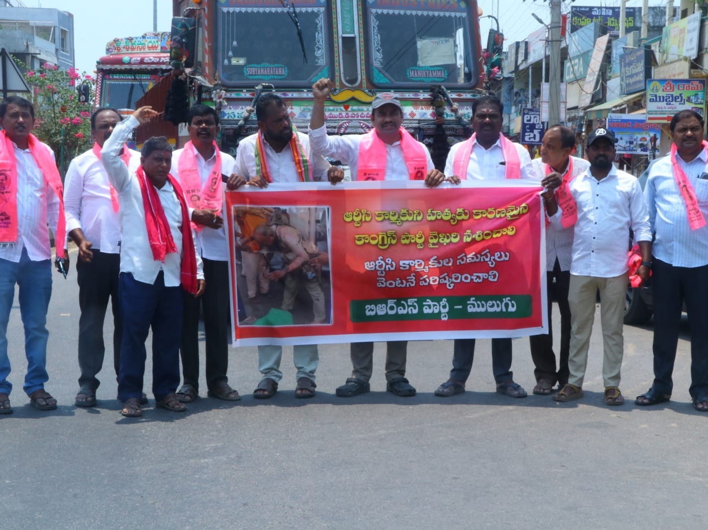 ఆర్టీసీ డ్రైవర్ మృతికి నిరసనగా ములుగులో రాస్తారోకో