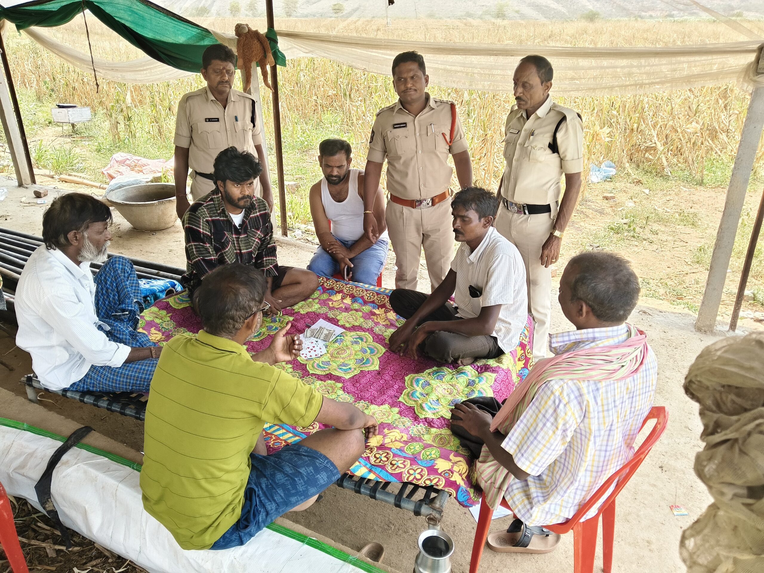 పేకాట శిబిరంపై దాడిలో 6 మంది అరెస్ట్