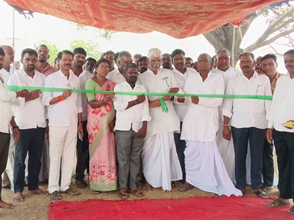 రైతులు దళారులకు ధాన్యం అమ్మవద్దు: మార్కెట్ ఛైర్మన్