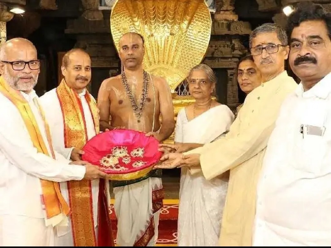 తిరుమల శ్రీవారికి బంగారు పతకాలు విరాళం