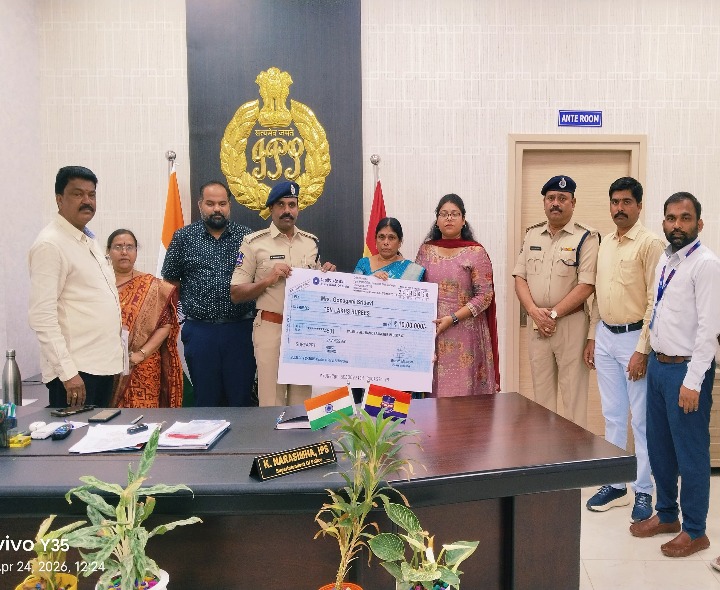 పోలీసు అధికారి కుటుంబానికి చెక్కు అందజేత