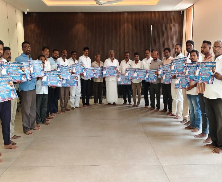 తాడిపత్రిలో ‘బీసీ గళం’ పోస్టర్ల ఆవిష్కరణ