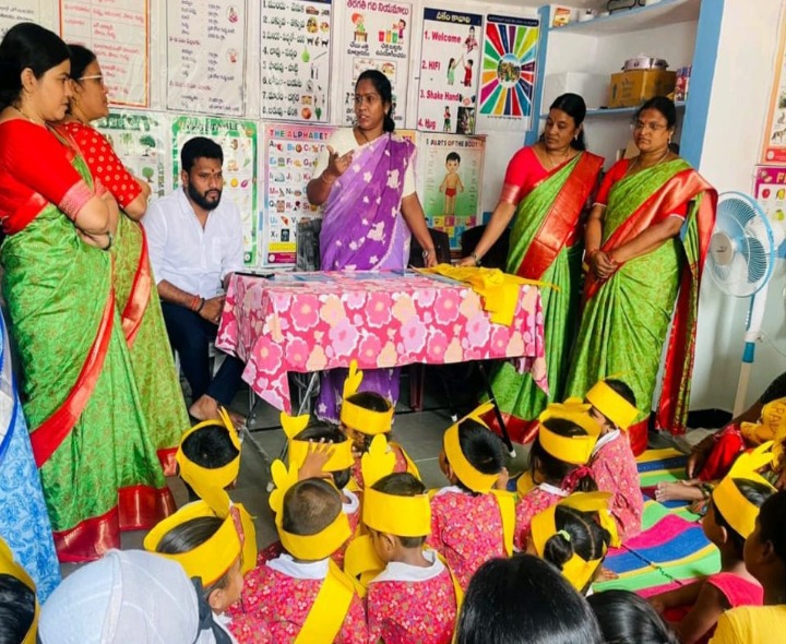 అంగన్వాడీ కేంద్రంలో గ్రాడ్యుయేషన్ వేడుక