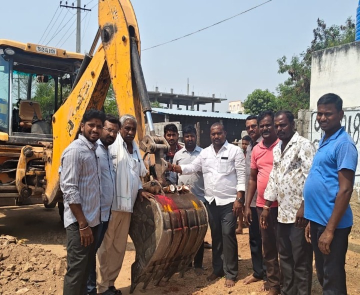 సీసీ రోడ్డు నిర్మాణానికి శంకుస్థాపన చేసిన కార్పోరేటర్