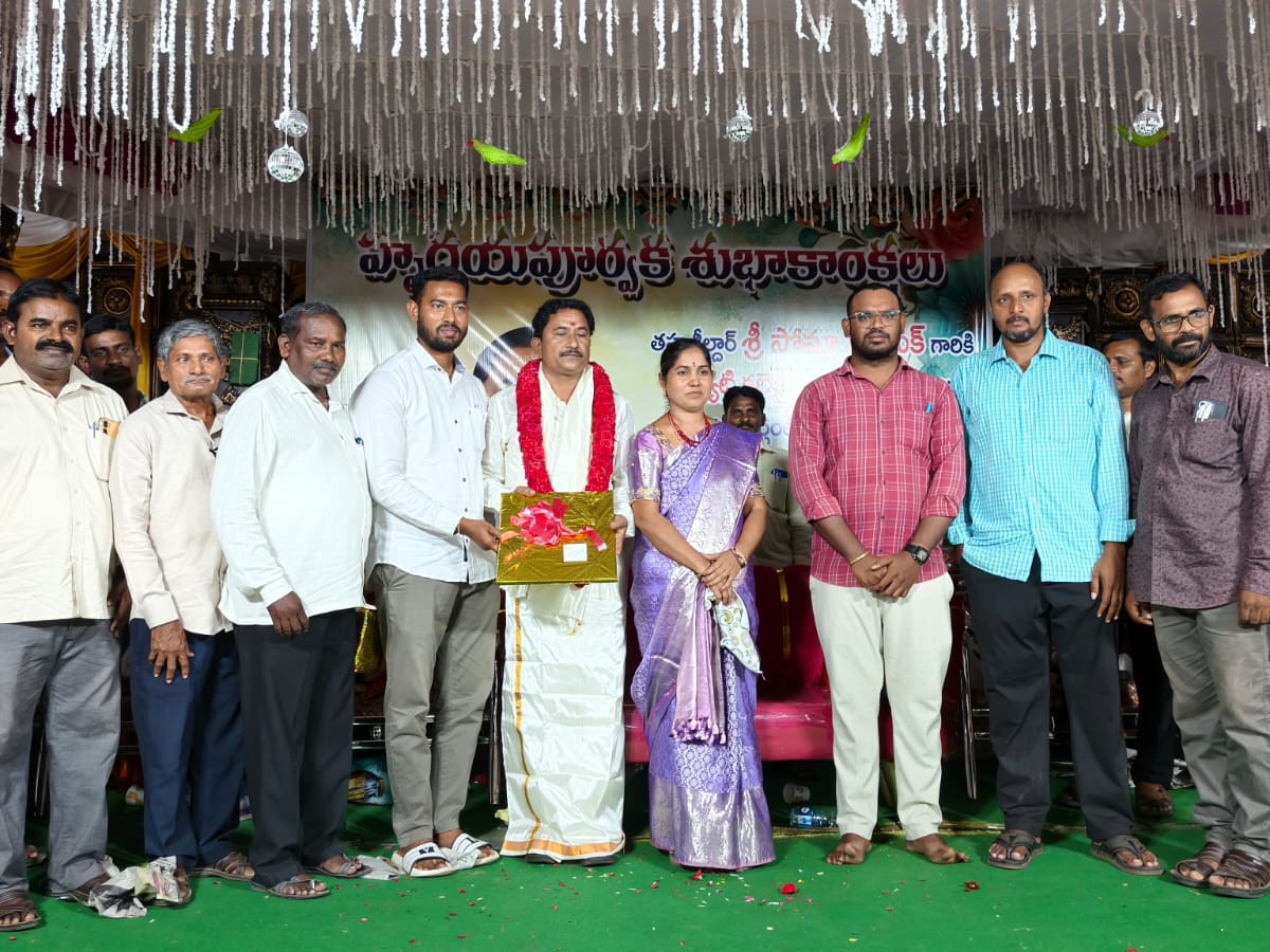 పదోన్నతి పొందిన తహసీల్దార్‌‌కు ఘన సన్మానం