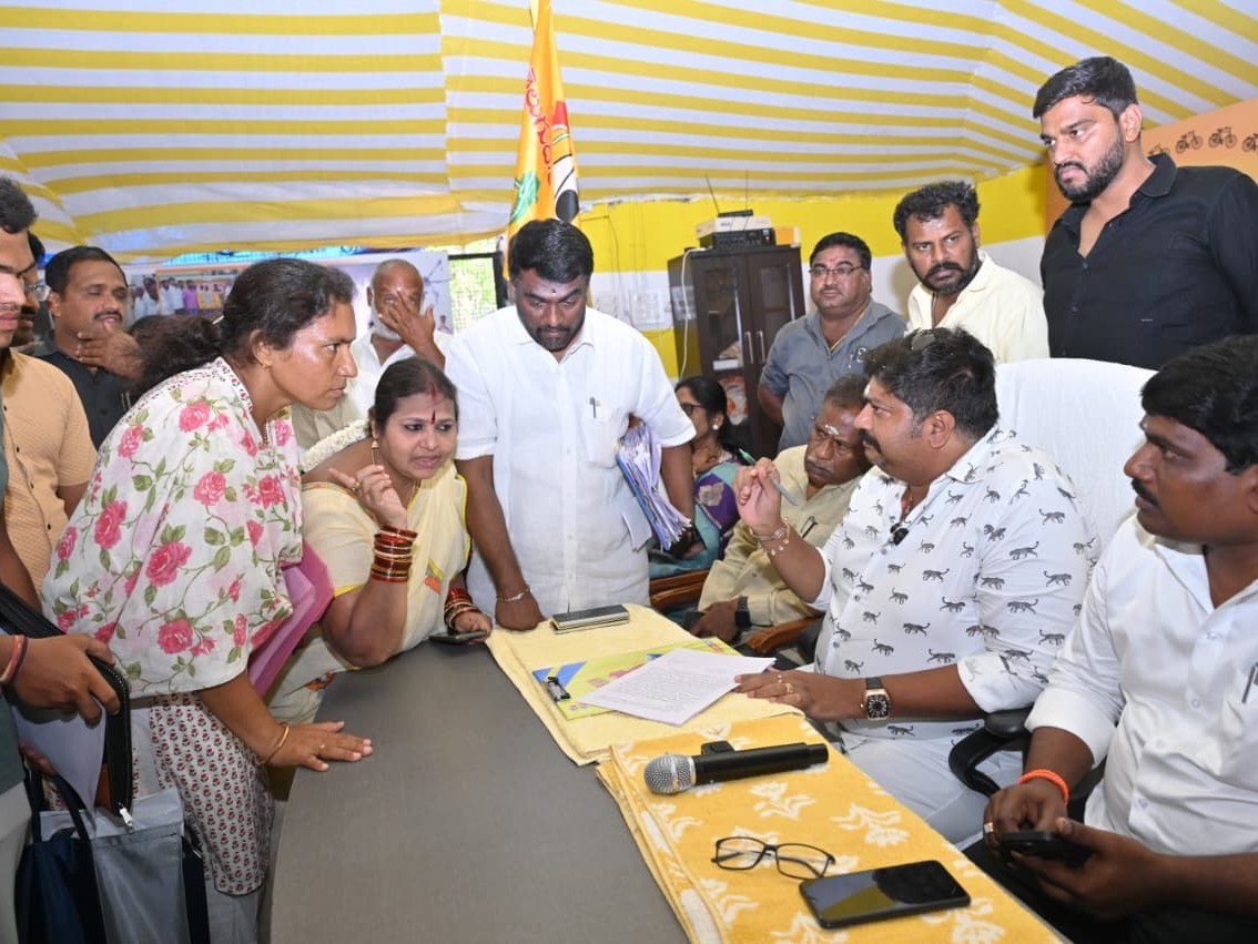 ప్రజా సమస్యల పరిష్కార వేదిక నిర్వహించిన ఎమ్మెల్యే