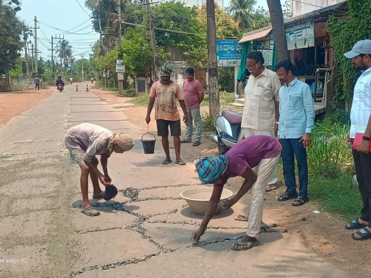 మండపేటలో రహదారికి మరమ్మతు పనులు