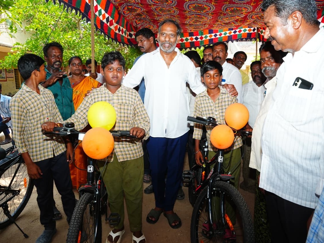 96 మంది విద్యార్థులకు సైకిల్ పంపిణీ