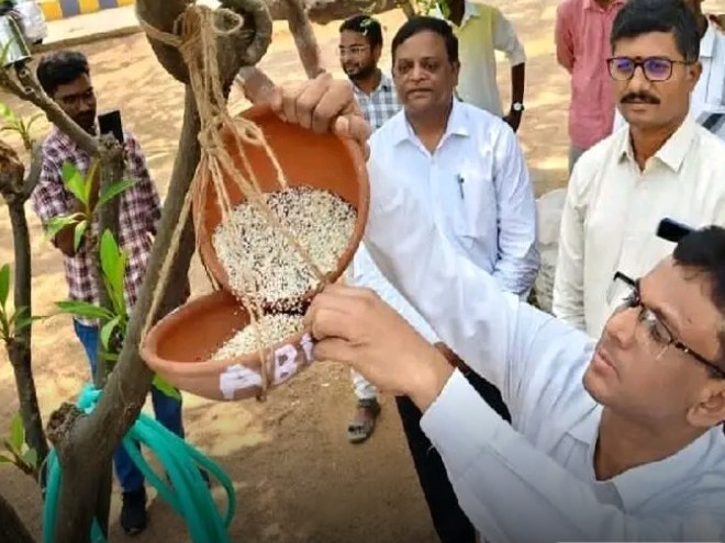 మూగజీవాల ఆకలి తీర్చాలి: పీయూ వీసీ శ్రీనివాస్