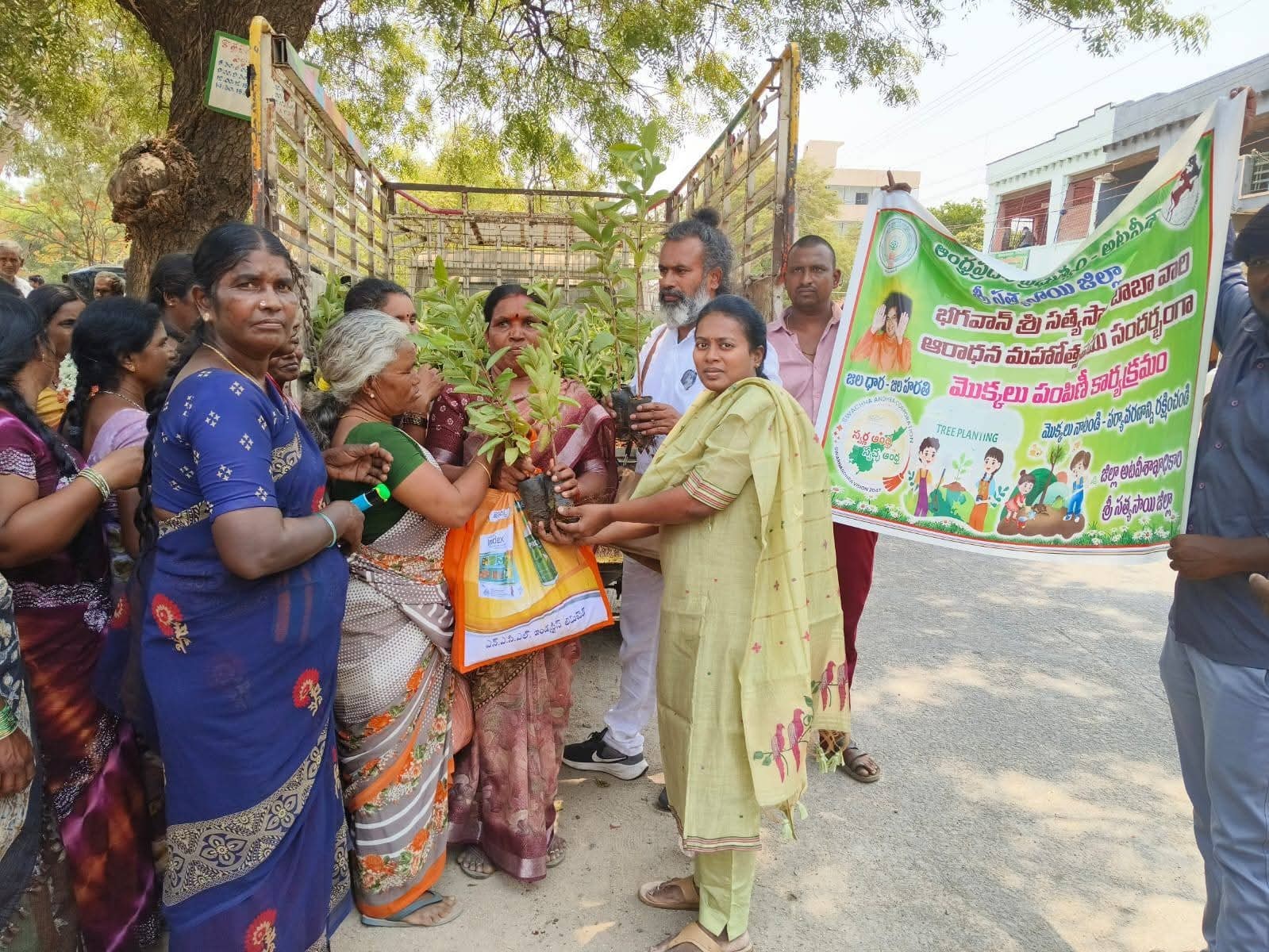 కొత్తచెరువు లో పండ్ల మొక్కలు పంపిణీ