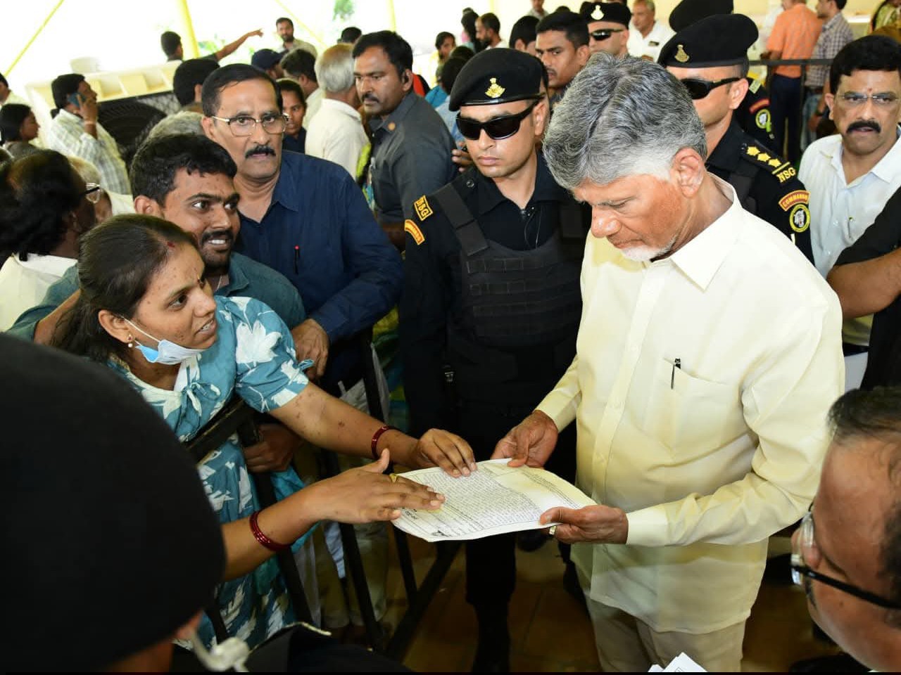 మంగళగిరిలో ప్రజల వినతులు స్వీకరించిన సీఎం