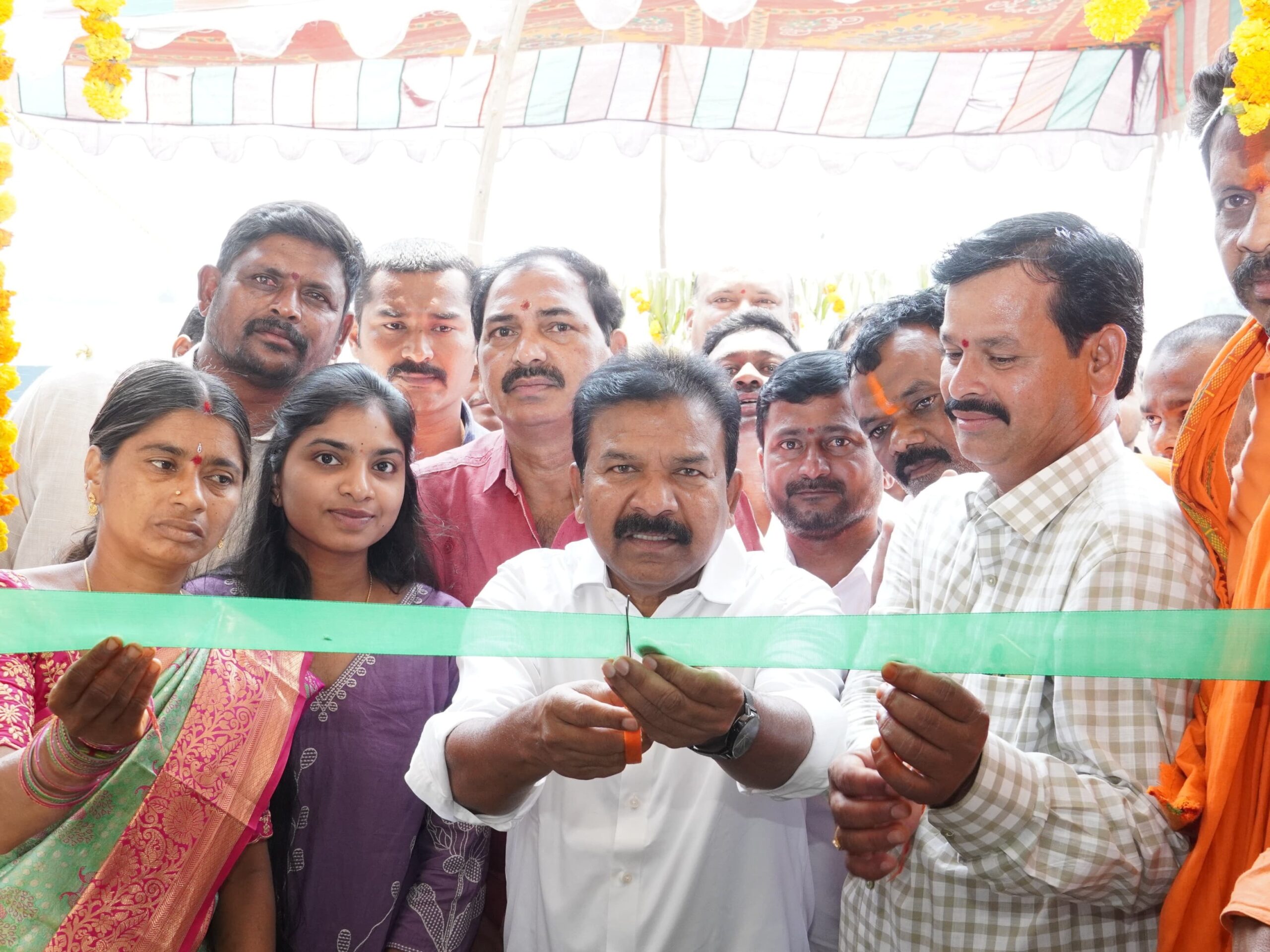 నూతన గృహప్రవేశంలో పాల్గొన్న MLA