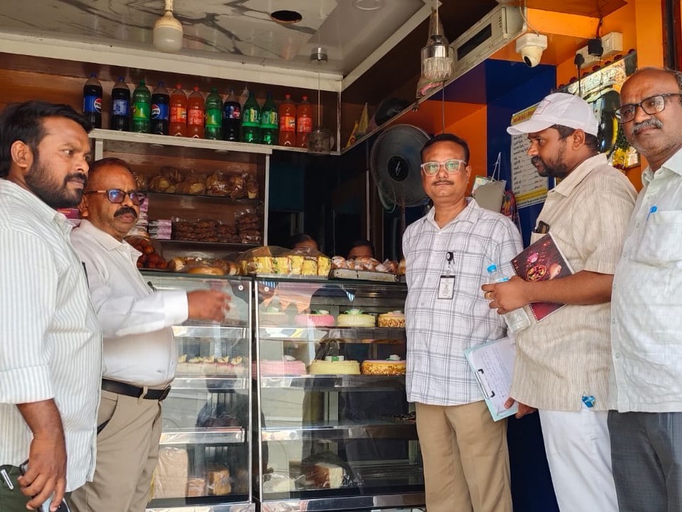 రాజంపేటలో ఫుడ్ సేఫ్టీ అధికారుల ఆకస్మిక తనిఖీలు