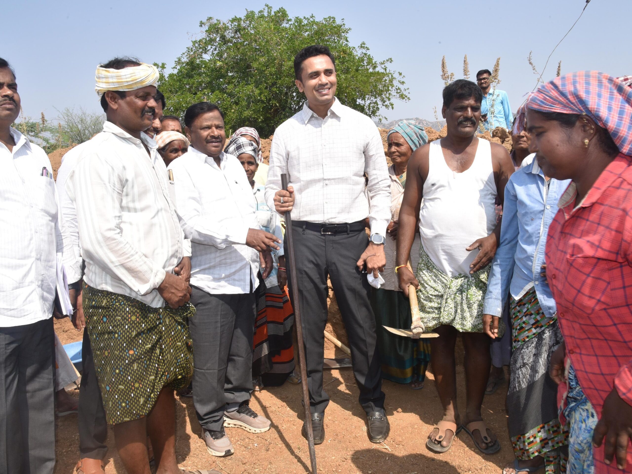 ఫీడర్ ఛానల్ పనులు పరిశీలించిన కలెక్టర్