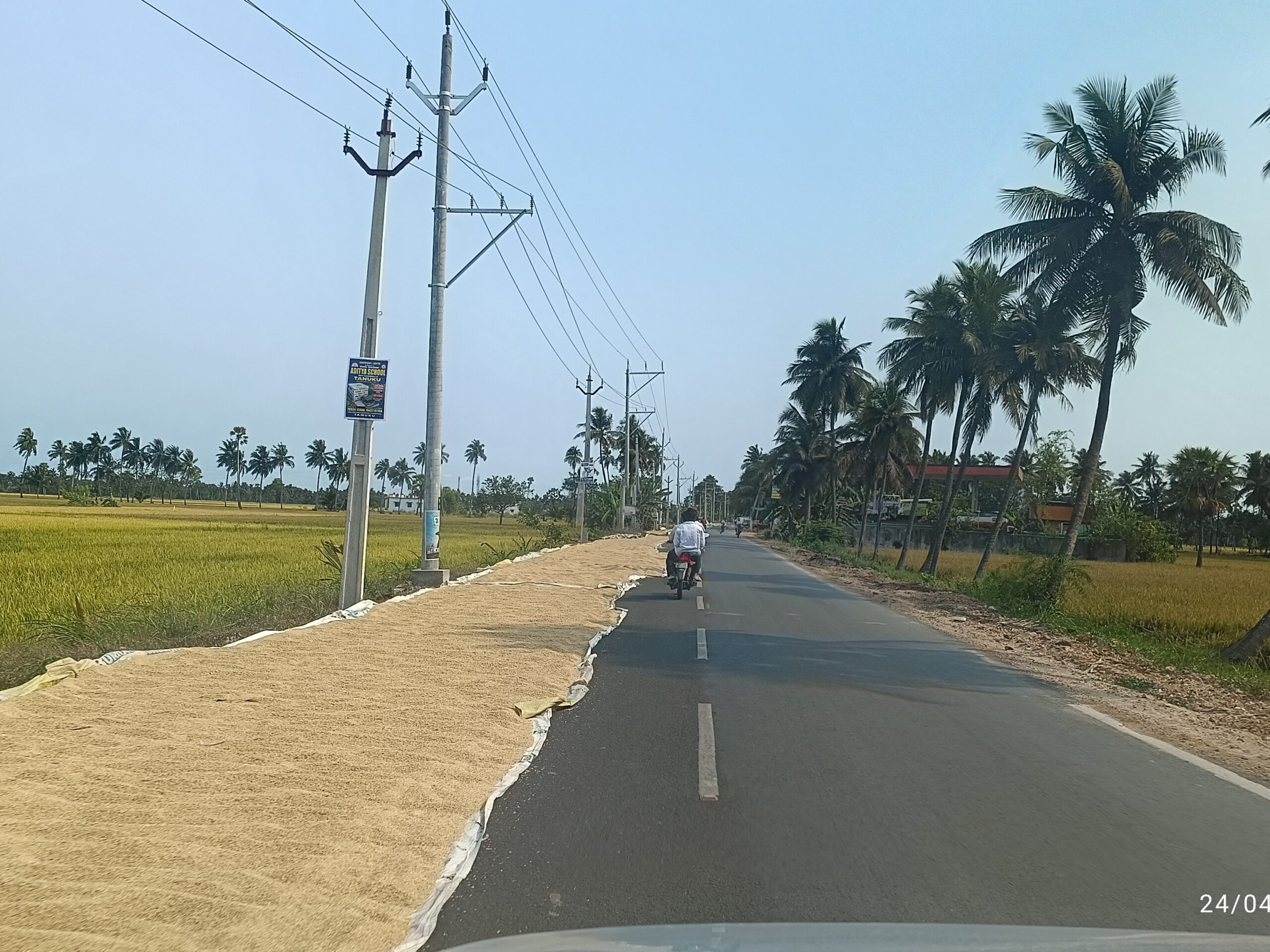 రోడ్డుపై ధాన్యం ఆరబోత.. వాహనదారుల ఇబ్బందులు