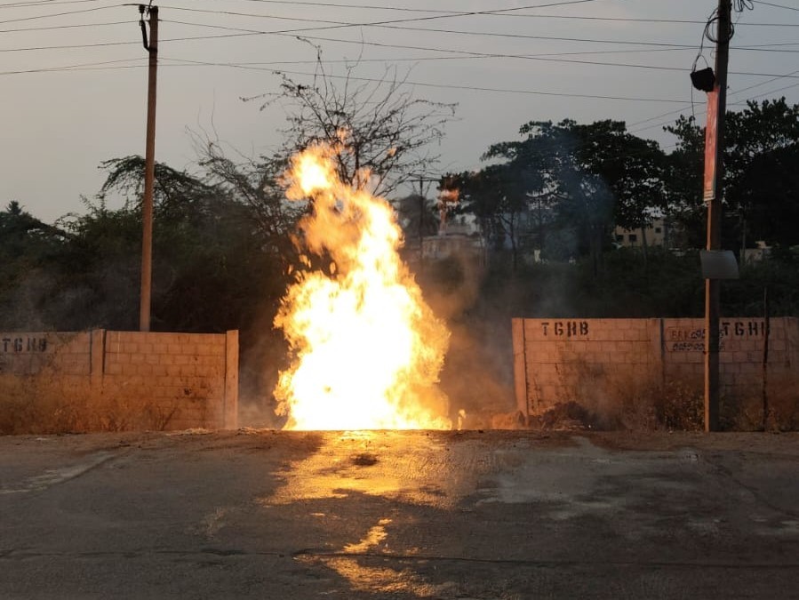 గ్యాస్ పైపులైన్ లీకేజీ.. ఎగిసిపడుతున్న భారీ మంటలు