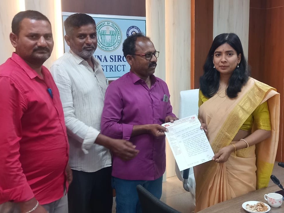 కూలీ పెంచాలని కలెక్టర్‌కు వినతిపత్రం అందజేత