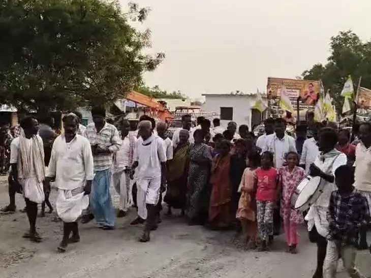 ఆవిర్భావ సభకు బయలుదేరిన రైతులు