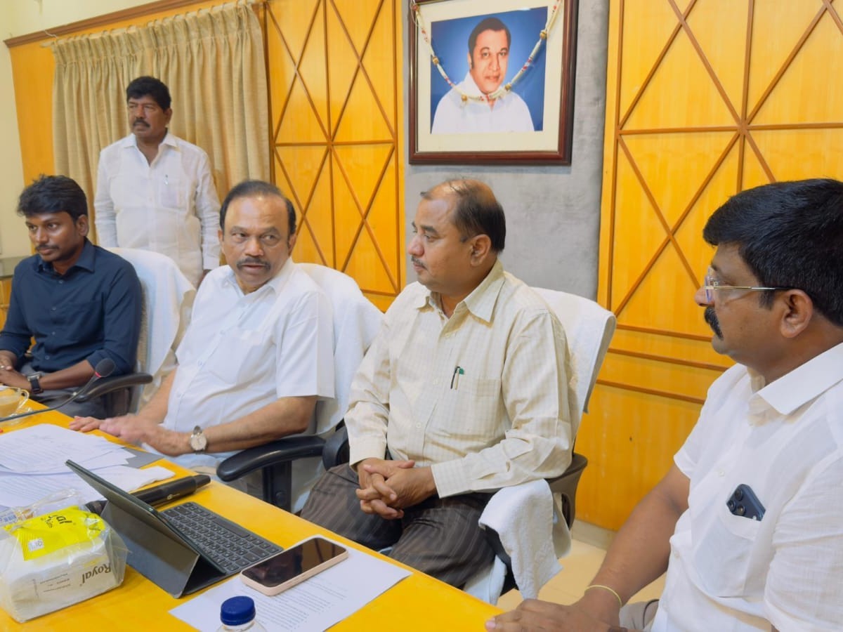 రైల్వే అధికారులతో సమీక్ష సమావేశం