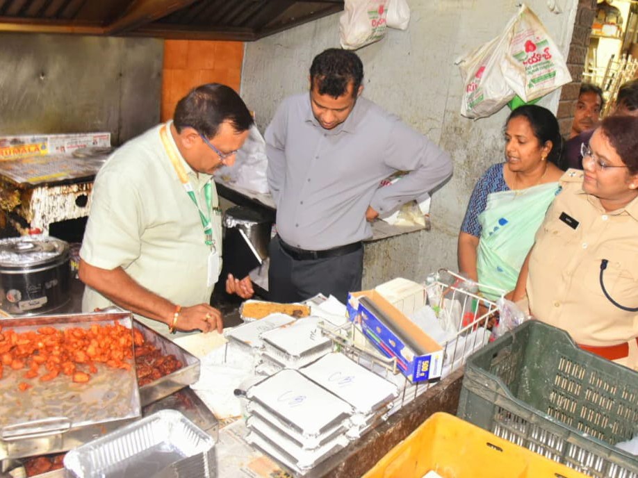 ఇక నుంచి హోటళ్లను ఆకస్మికంగా తనిఖీ చేస్తా:  కలెక్టర్