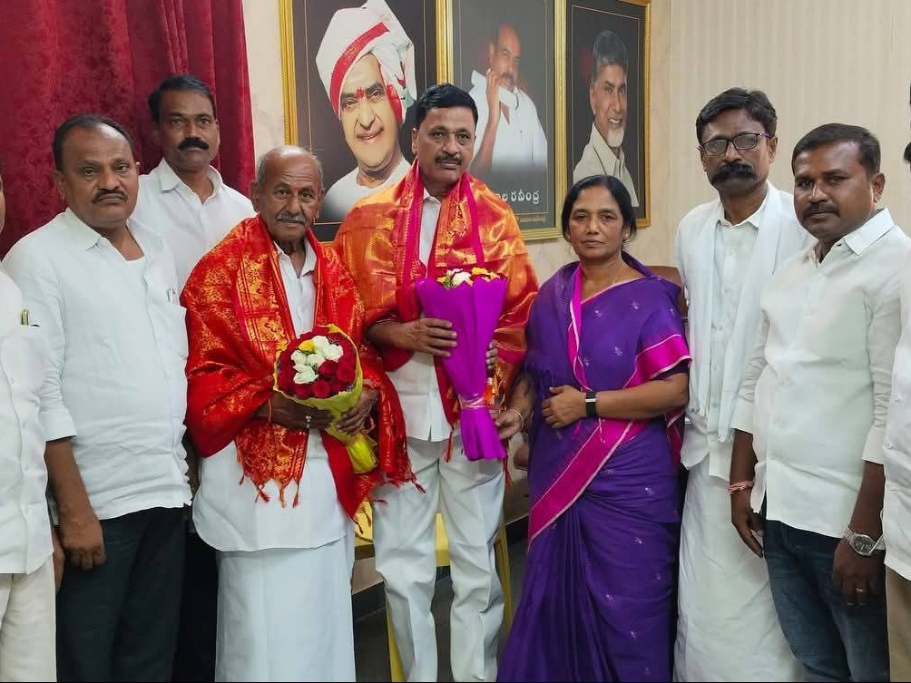 రాప్తాడు టీడీపీ పరిశీలకులకు ఎమ్మెల్యే సన్మానం