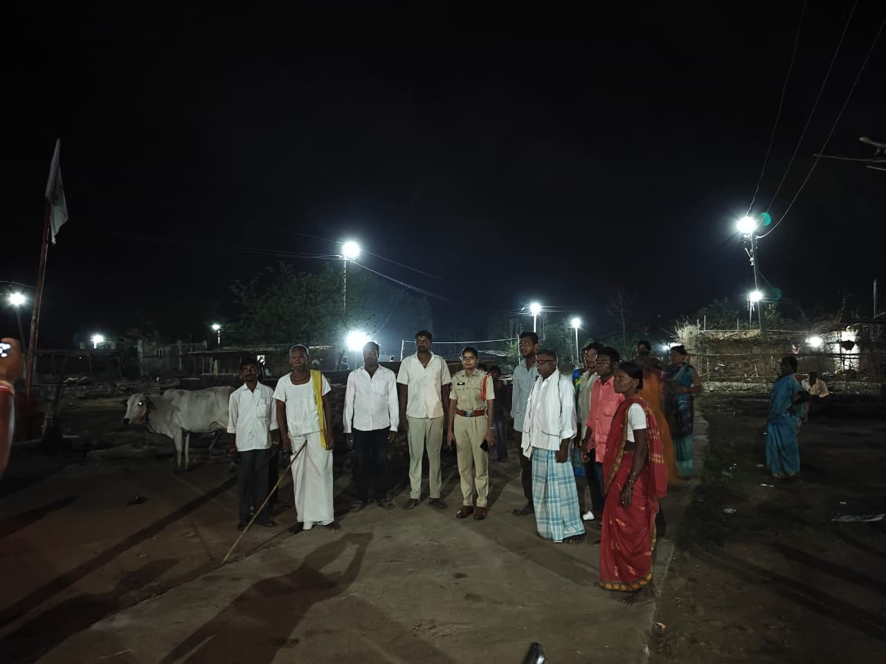 జైతూగూడలో విద్యుత్ వెలుగులు నింపిన పోలీసులు