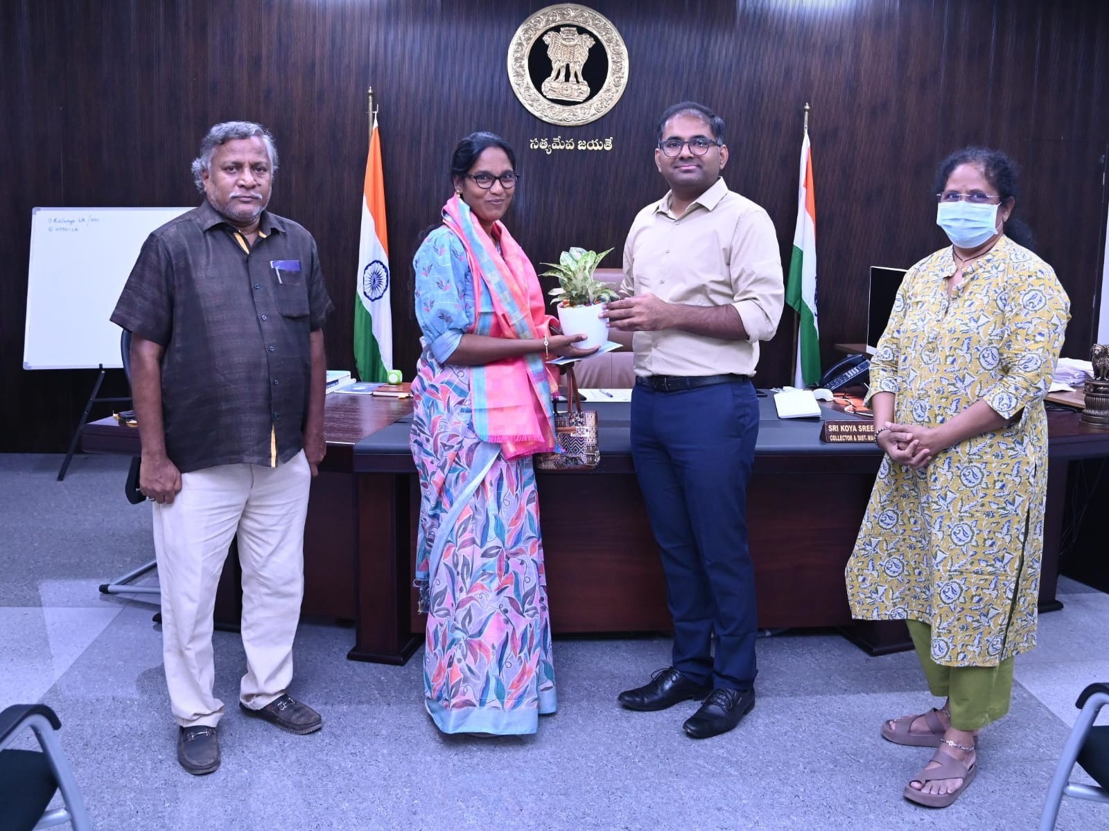 ఫీల్డ్ అసిస్టెంట్‌ను సత్కరించిన కలెక్టర్