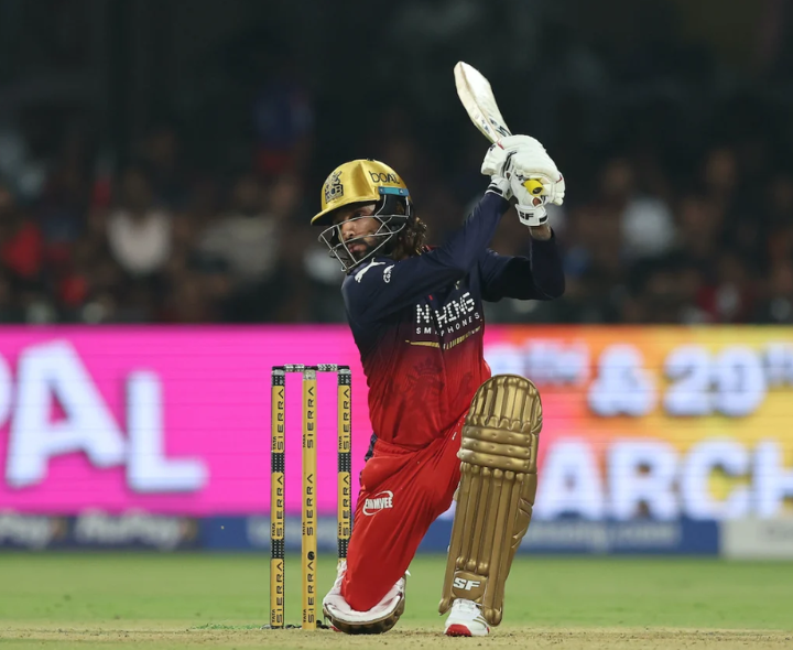 ఆఖరిలో తడబడుతున్న RCB