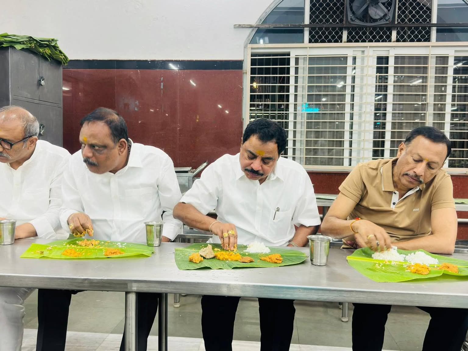 అన్నదాన సత్రంలో భోజనం చేసిన ఎమ్మెల్యే