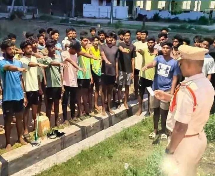 యువకులతో ప్రతిజ్ఞ చేయించిన సీఐ