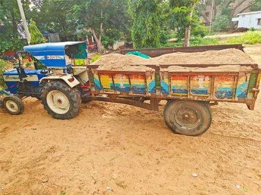 అక్రమ ఇసుక రవాణాపై తహసీల్దార్ దాడులు