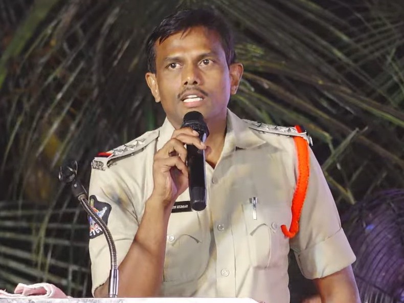 పిల్లలకు సెల్ ఫోన్లు దూరం చేయాలి: సీఐ