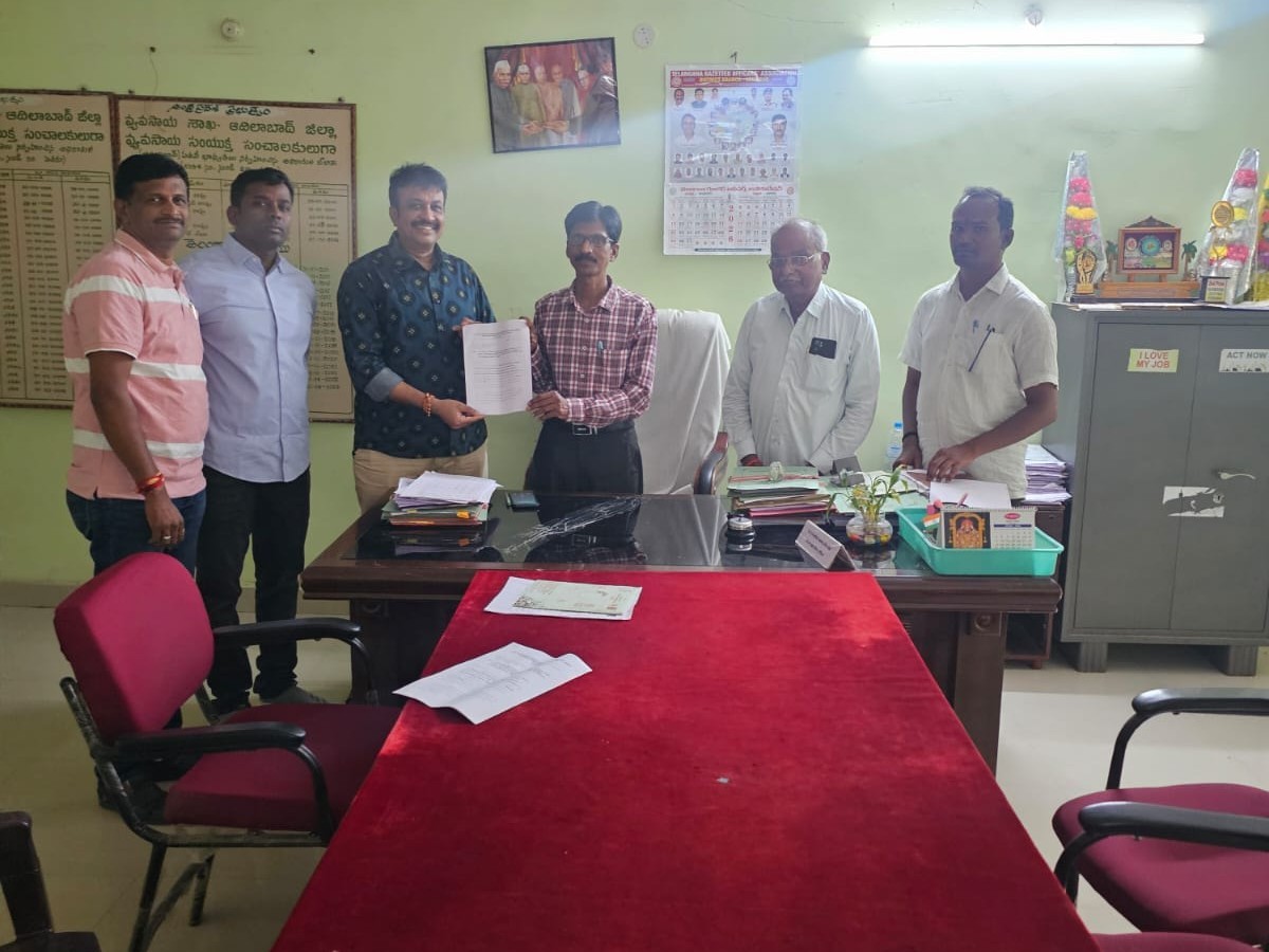 వ్యవసాయ శాఖ అధికారి శ్రీధర్‌కు వినతి పత్రం అందజేత