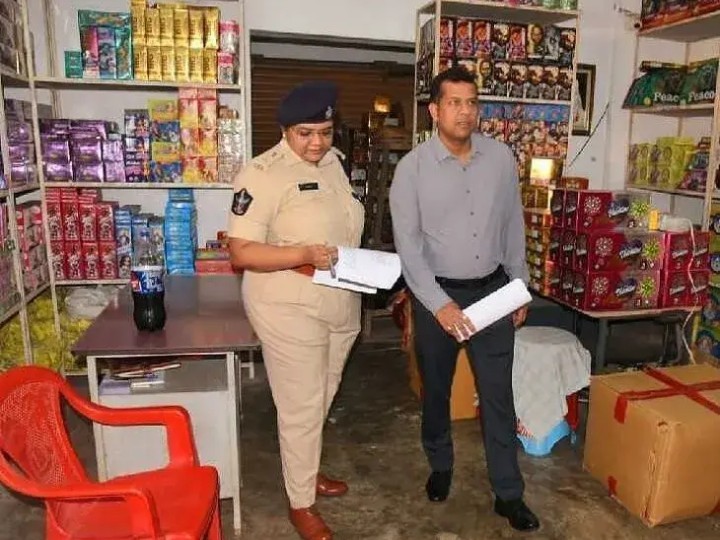 టపాసుల దుకాణాల్లో తనిఖీ చేసిన కలెక్టర్