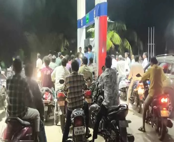 నోస్టాక్ బోర్డులు.. బంకుల వద్ద భారీ రద్దీ