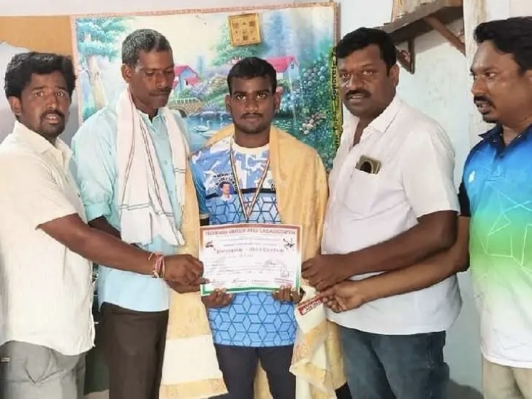 రాష్ట్రస్థాయి రెజ్లింగ్ విజేత రోహిత్‌కు సన్మానం
