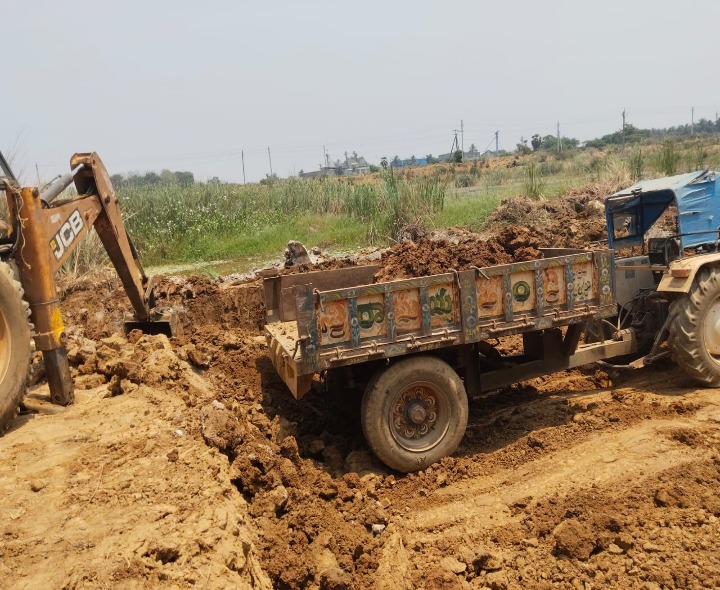 చెరువు ఆక్రమణ.. మట్టి తరలింపు