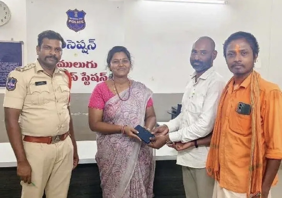 మిత్రుల నిజాయితీ.. మొబైల్ యజమానికి అప్పగింత