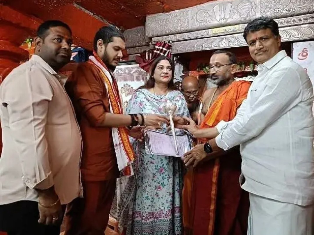 కొండగట్టు శ్రీ ఆంజనేయ స్వామికి వెండి కదా బహుకరణ