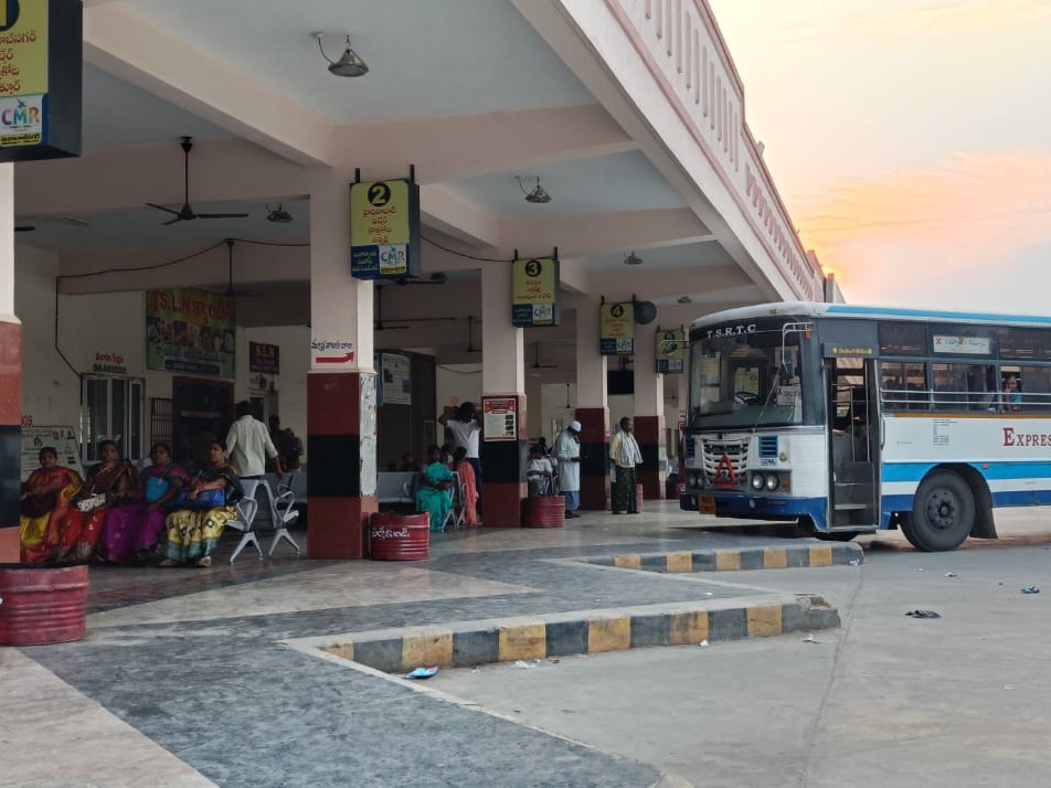 ముగిసిన ఆర్టీసీ సమ్మె: రోడ్డెక్కిన బస్సులు