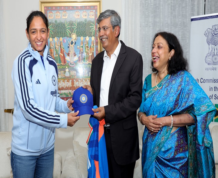 భారత హైకమిషనర్‌ను కలిసిన మహిళా క్రికెట్ జట్టు