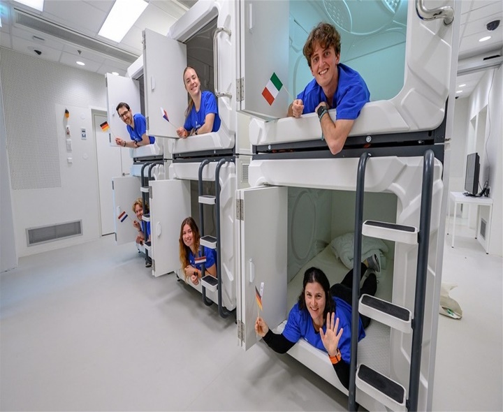 100 రోజులు బయట ప్రపంచానికి దూరంగా వీరు!