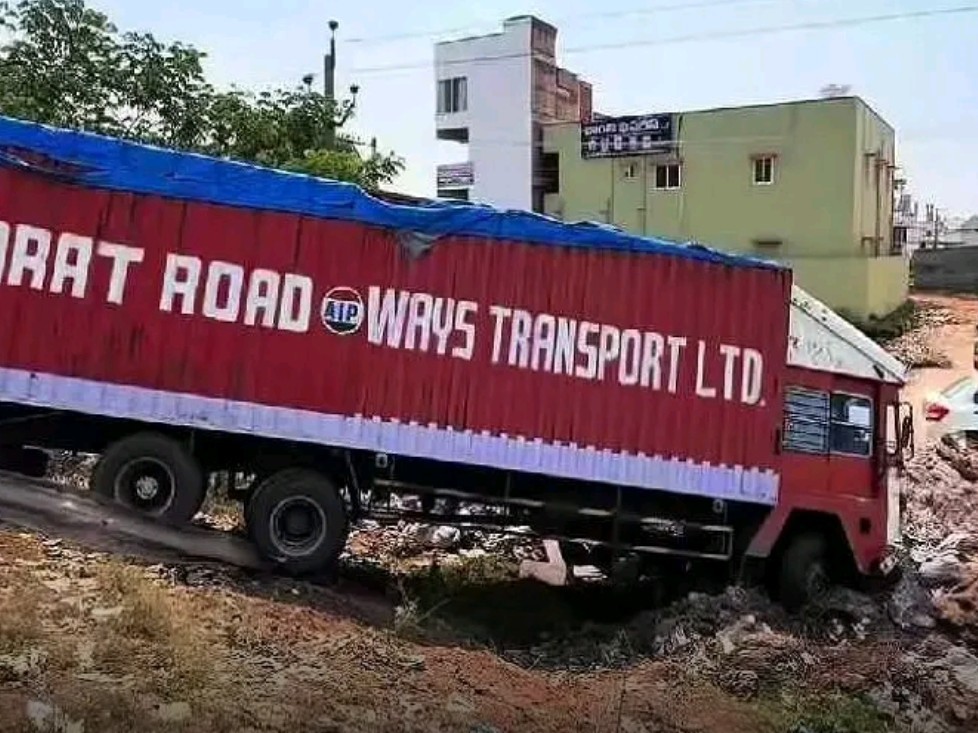 హైవేపై తృటిలో తప్పిన ప్రమాదం