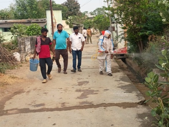 నడిగూడెం మండల కేంద్రంలో పారిశుధ్య పనుల పర్యవేక్షణ