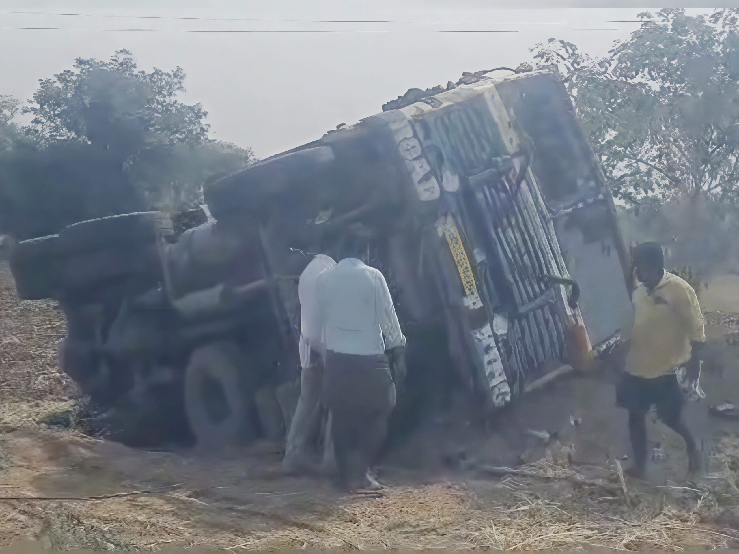 టిప్పర్ బోల్తా.. తప్పిన ప్రమాదం