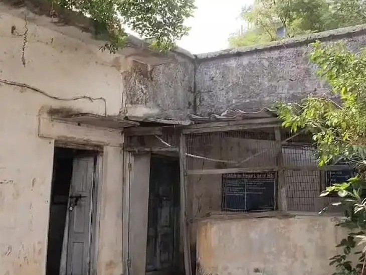 పశువుల పాకగా మారిన ఆసుపత్రి