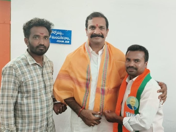 కార్యవర్గ సభ్యులను కలిసిన మండల నేతలు